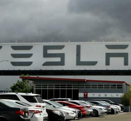 Tesla Mendadak Hentikan Produksi di China, Kenapa?
