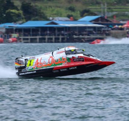Foto-Foto Shaun Torente Juara Race Pertama F1 PowerBoat 2023 di Danau Toba